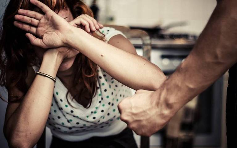 «Déjame cortar la clase»: Maestra de la UAEMex es humillada y agredida por su pareja durante clases virtuales