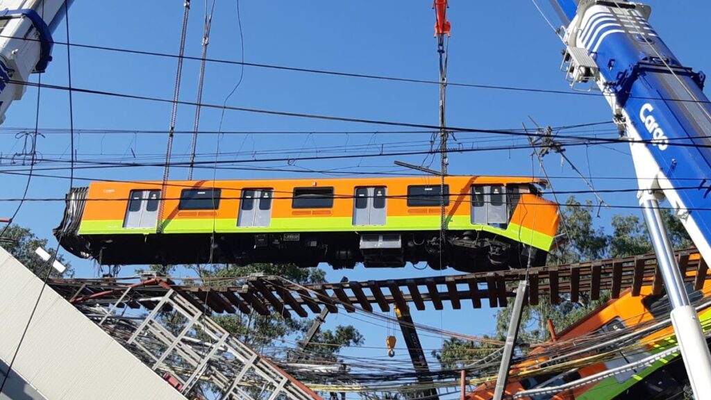 Remueven uno de los dos vagones colapsados en siniestro de Línea 12 del Metro