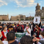 Madres de desaparecidos protestan afuera de Palacio Nacional; exigen veto a nueva Ley de FGR