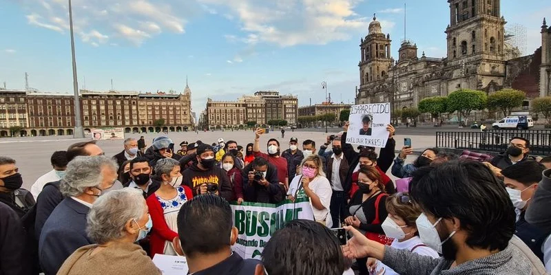 Madres de desaparecidos protestan afuera de Palacio Nacional; exigen veto a nueva Ley de FGR