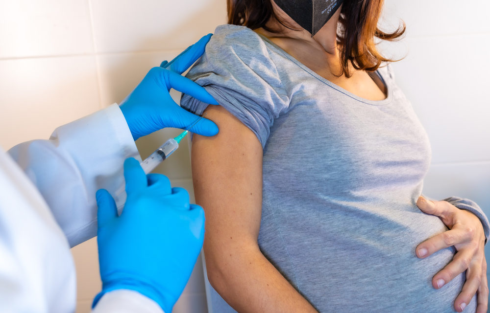 Abren vacuna a todas las mujeres embarazadas; ya se pueden registrar