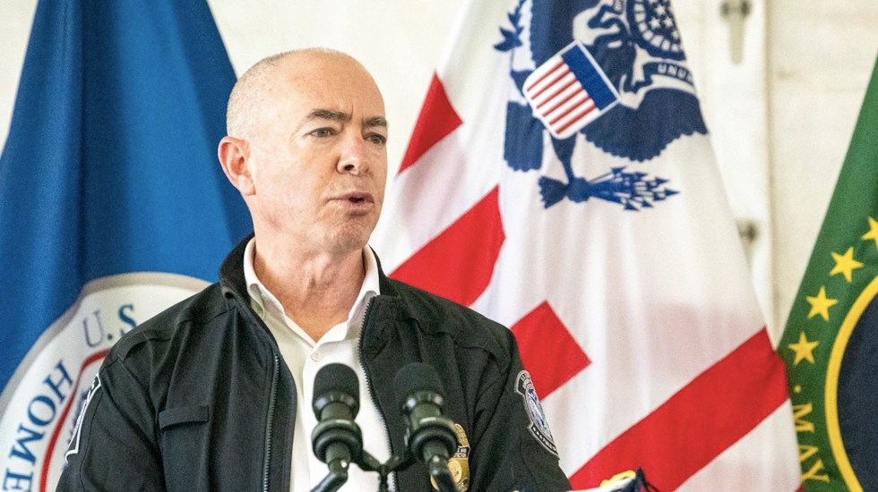Mayorkas llega a México para analizar reapertura de la frontera
