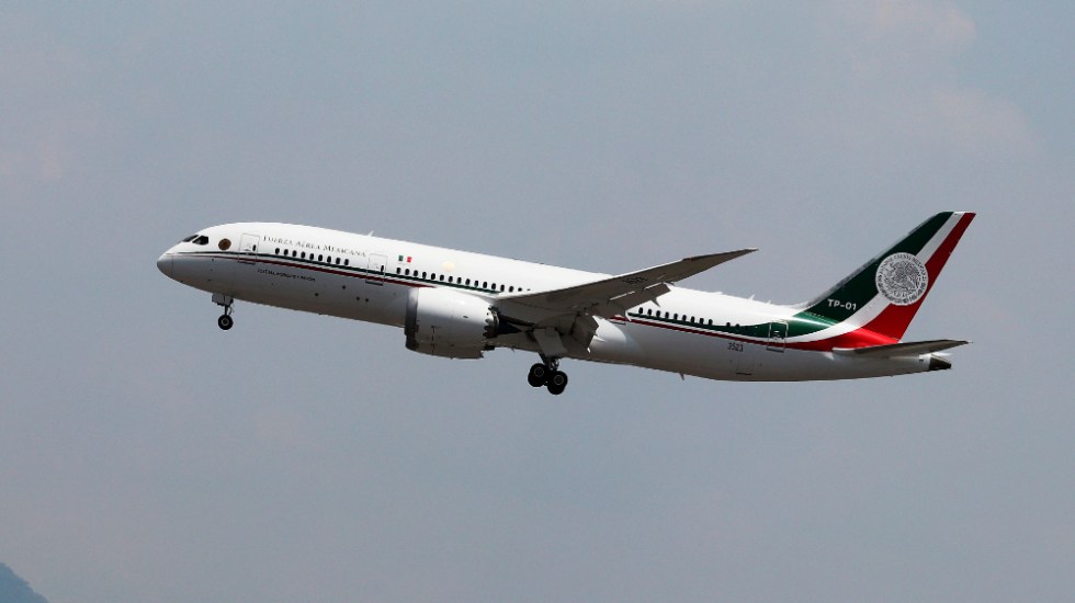 Avión presidencial regresó a California para mantenimiento