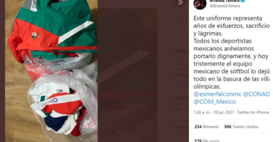 Jugadoras de softbol femenil tiran a la basura uniformes de Tokio 2020