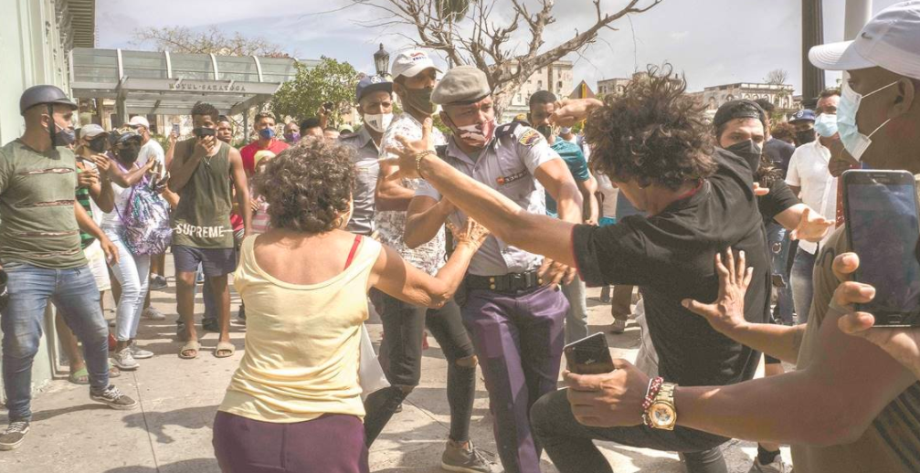 Estallan en Cuba contra el gobierno y exigen “libertad”