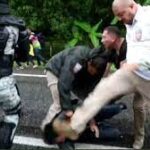 Captan en video a agente mexicano pateando cabeza de migrante en Tapachula