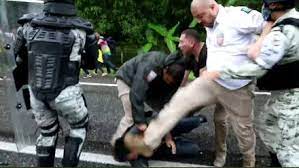 Captan en video a agente mexicano pateando cabeza de migrante en Tapachula