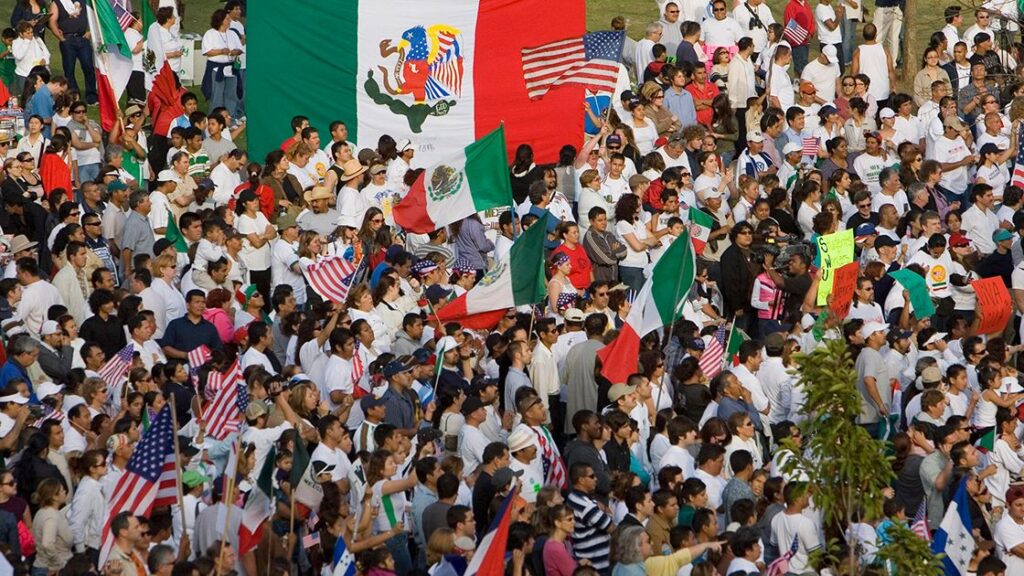 Migrantes critican que AMLO presuma récord en remesas «con sombrero ajeno»