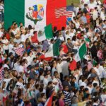 Migrantes critican que AMLO presuma récord en remesas «con sombrero ajeno»