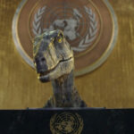 “No elijan la extinción”: dinosaurio irrumpe en la ONU y da este mensaje