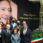 Con falta de ortografía entregan medalla a Ifigenia Martínez en el Senado