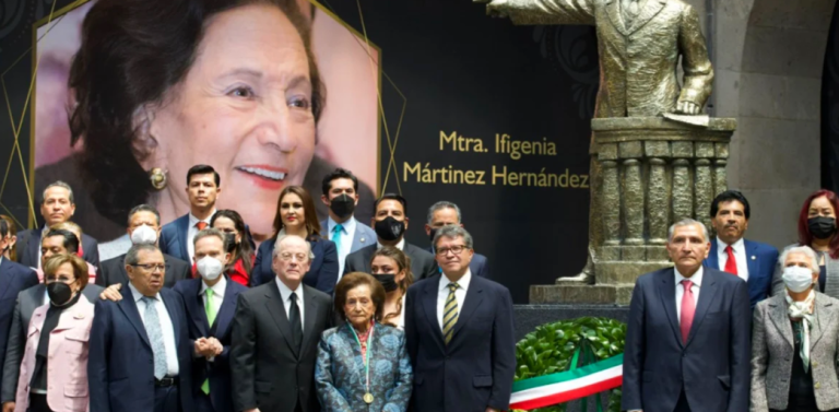 Con falta de ortografía entregan medalla a Ifigenia Martínez en el Senado