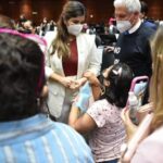 Mamá de jovencito con cáncer se arrodilla ante diputados de Morena; suplica por medicinas para su hijo