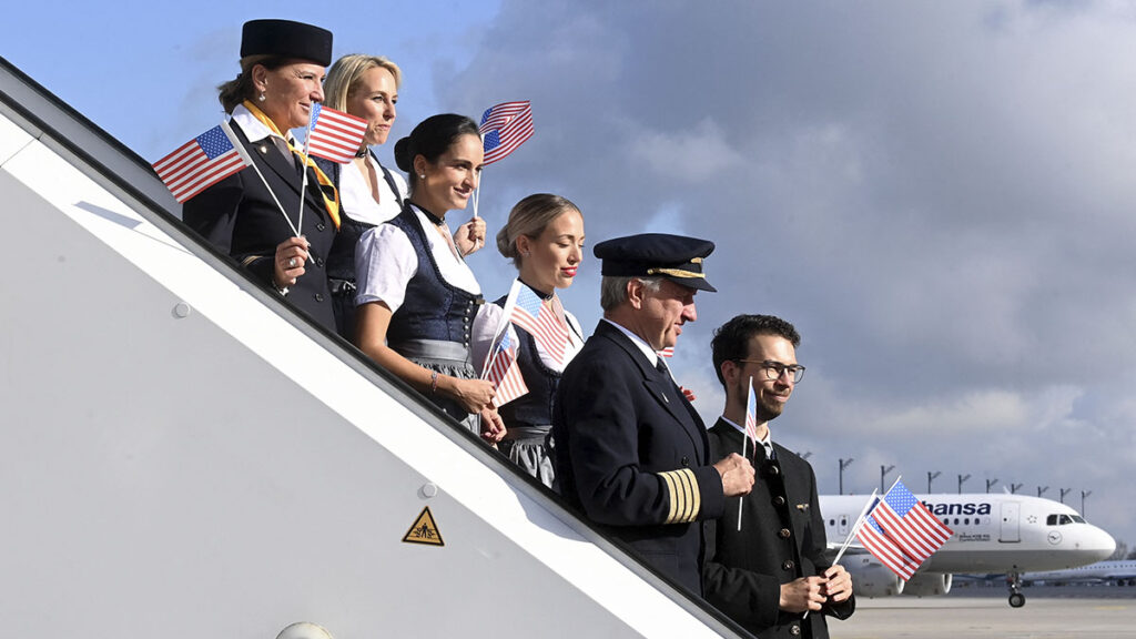 Estados Unidos reabre fronteras terrestres y aéreas a extranjeros vacunados contra COVID-19