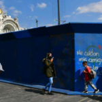 Amurallan edificios y negocios de avenida Juárez por marcha del 25N