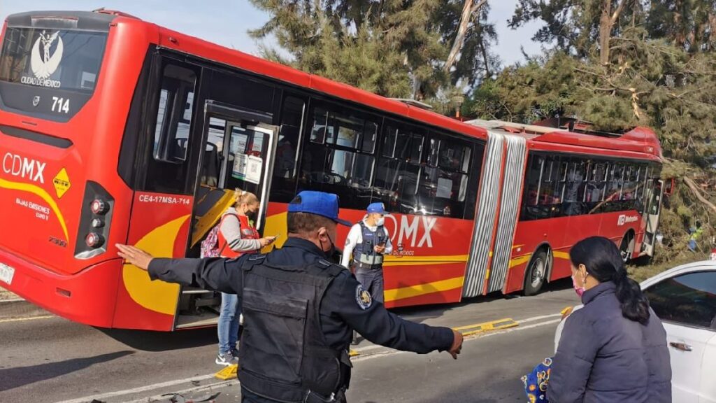 Choca Metrobús contra árbol en la GAM, hay varios heridos; ve alternativa vial