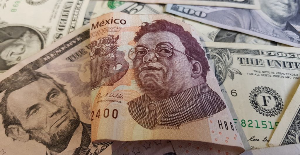 Peso, en su peor nivel en 14 meses por temores a nueva variante de la Covid-19; dólar toca las 22.15 unidades