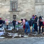 Manifestantes instalan ‘fosa clandestina’ frente a Palacio Nacional; exigen soluciones