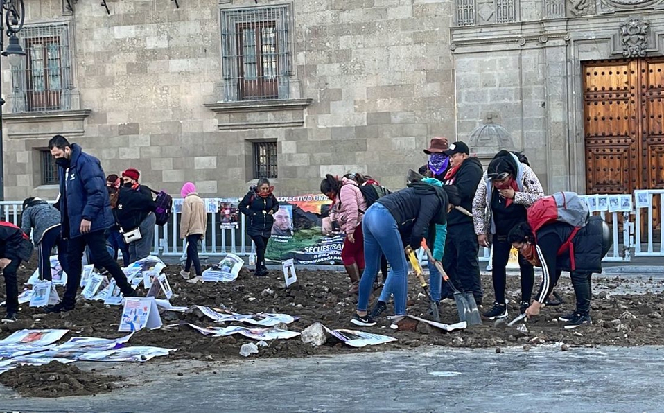 Manifestantes instalan ‘fosa clandestina’ frente a Palacio Nacional; exigen soluciones