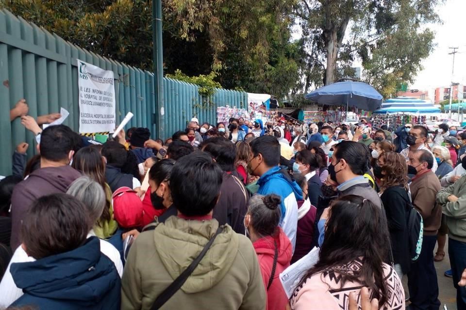Tumultos en Hospital de La Raza; IMSS no da citas