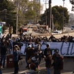 Estudiantes del CIDE cierran la carretera México-Toluca; amagan con bloqueo permanente