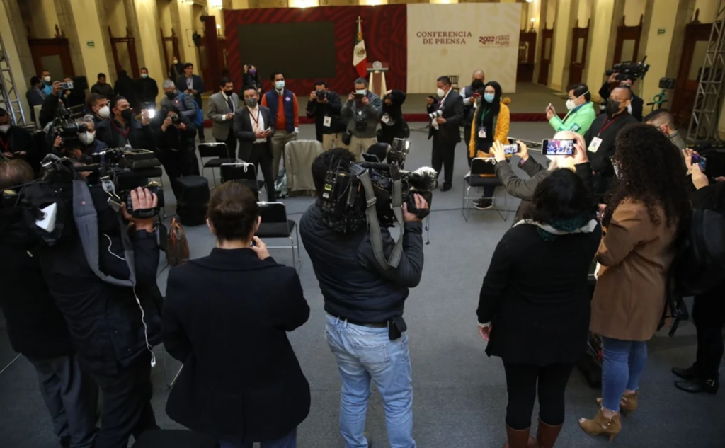 “Los principales asesinos son servidores públicos”: periodistas protestaron en “la mañanera” ante clima de violencia