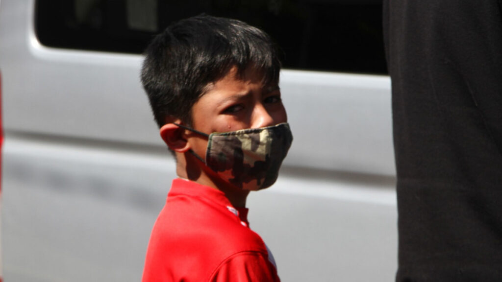 ¡Mamá, guarda la chancla! Prohíben castigos corporales a niños en CDMX
