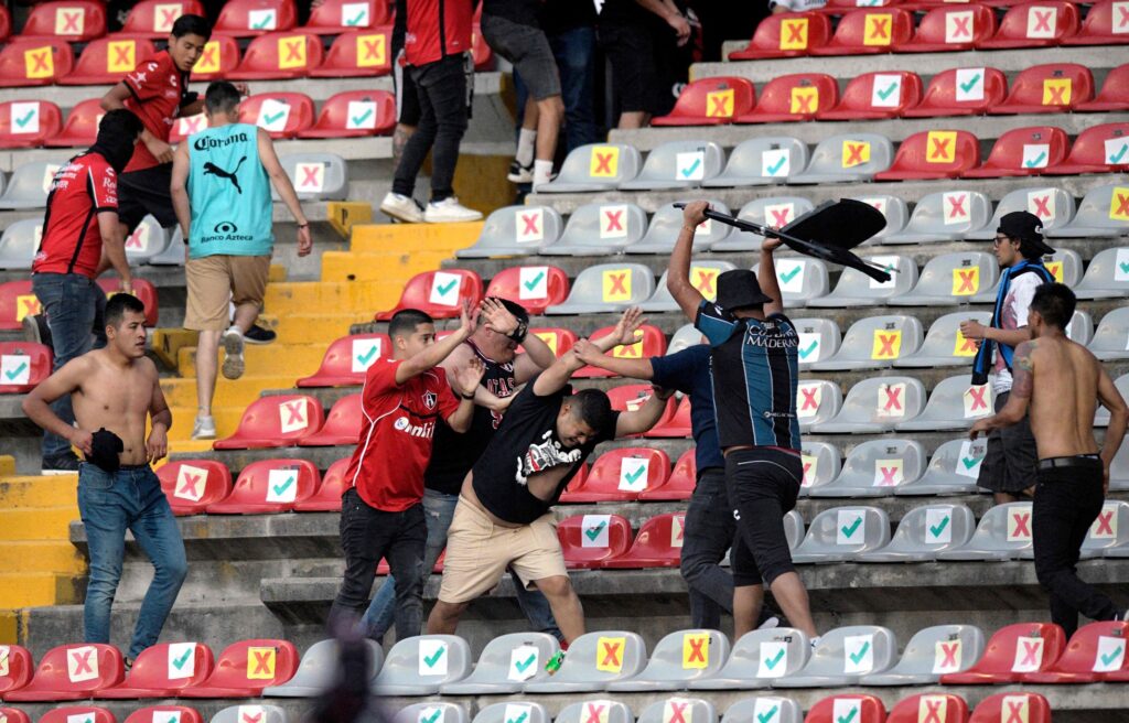 Violencia extrema en el fútbol mexicano: decenas de heridos en una batalla campal entre hinchas de Querétaro y Atlas