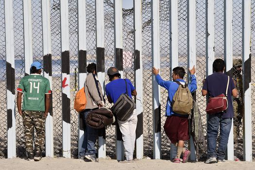 Tribunal de EU avala suprimir el programa ‘Quédate en México’, de la administración de Trump