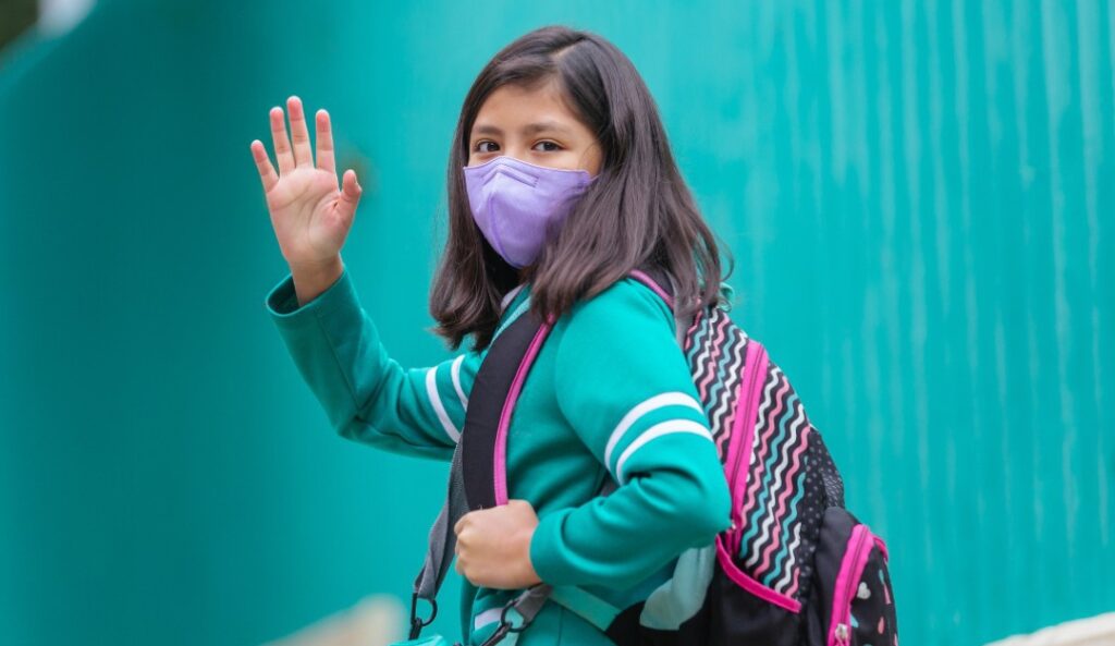 Cubrebocas de repuesto y vacunados: así será regreso a clases