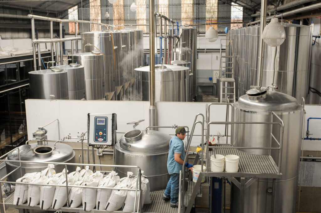 Por sequía, AMLO prohibirá producción de cerveza en el norte de México