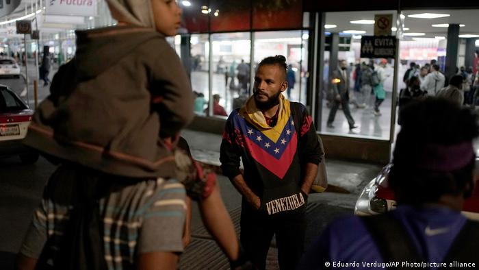 Migrantes venezolanos expulsados de EU son trasladados a CDMX