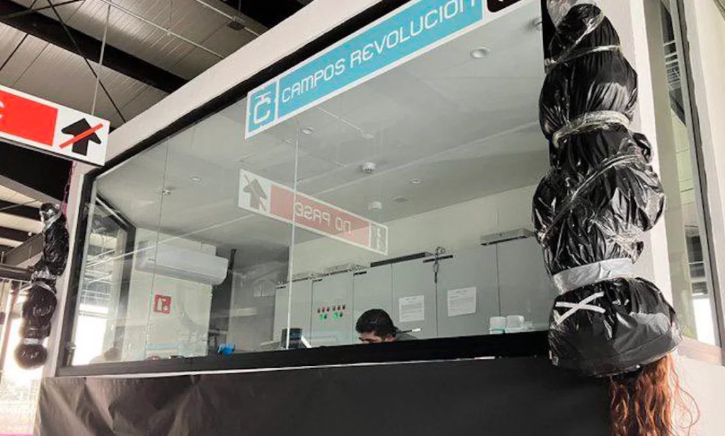 Se les hizo gracioso y colgaron “cuerpos embolsados” para una ofrenda en el Cablebús