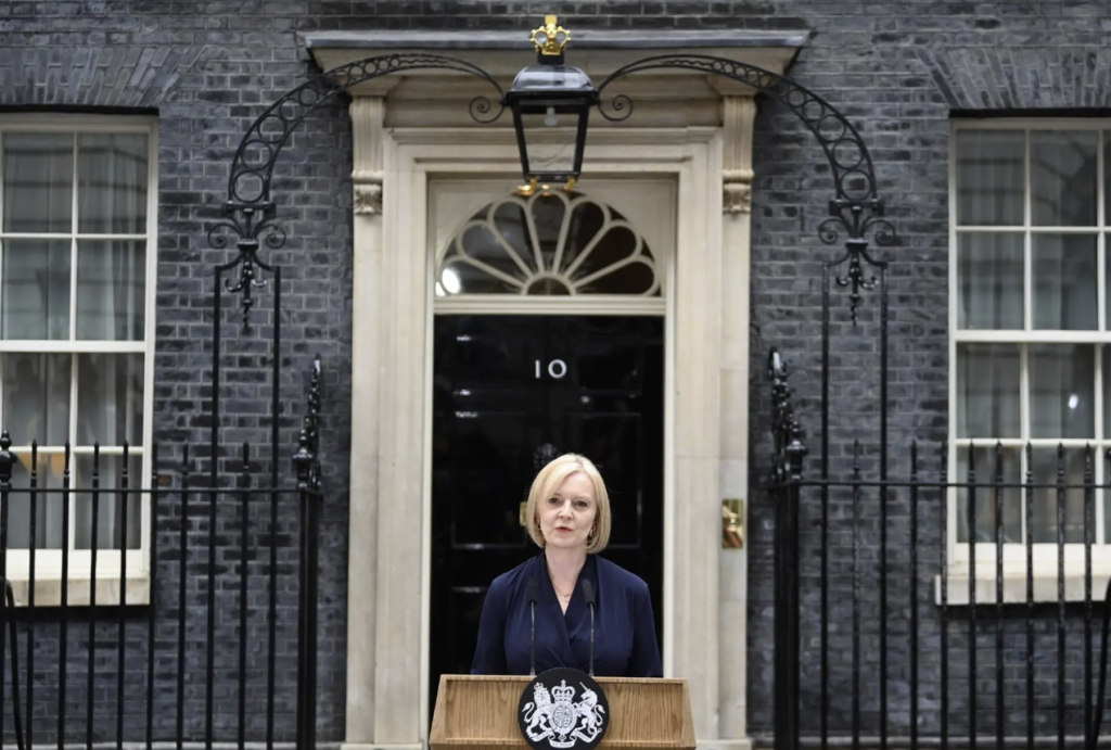 Dimite Liz Truss como primera ministra de Reino Unido