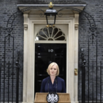 Dimite Liz Truss como primera ministra de Reino Unido