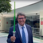 Con espada de Star Wars, Ricardo Monreal asegura que «la fuerza nos acompaña»