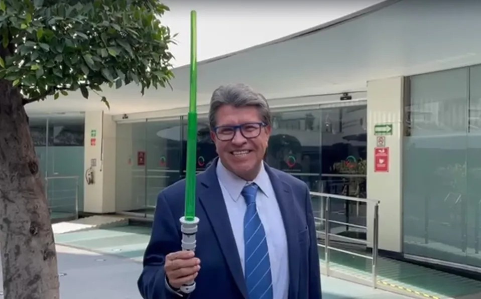 Con espada de Star Wars, Ricardo Monreal asegura que «la fuerza nos acompaña»