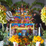 Mexicanos ponen altar de Día de Muertos pese a inflación; ofrenda costará 18 % más