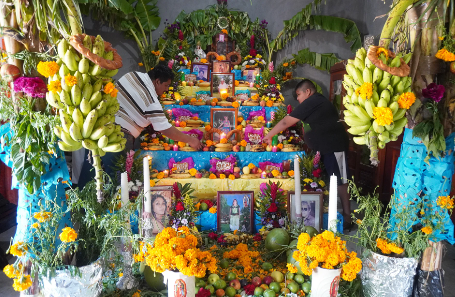 Mexicanos ponen altar de Día de Muertos pese a inflación; ofrenda costará 18 % más