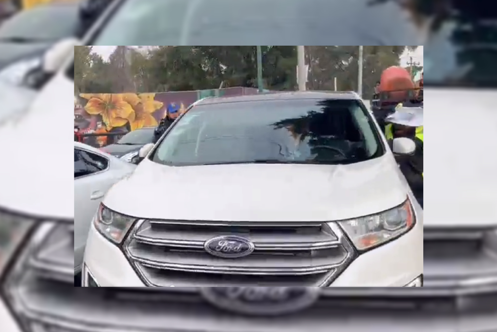 Auto embistió a reportero y un policía en Iztapalapa