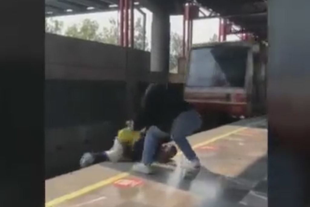 Hombre baja a vías del Metro por una pelota; queda a centímetros de convoy