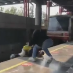 Hombre baja a vías del Metro por una pelota; queda a centímetros de convoy