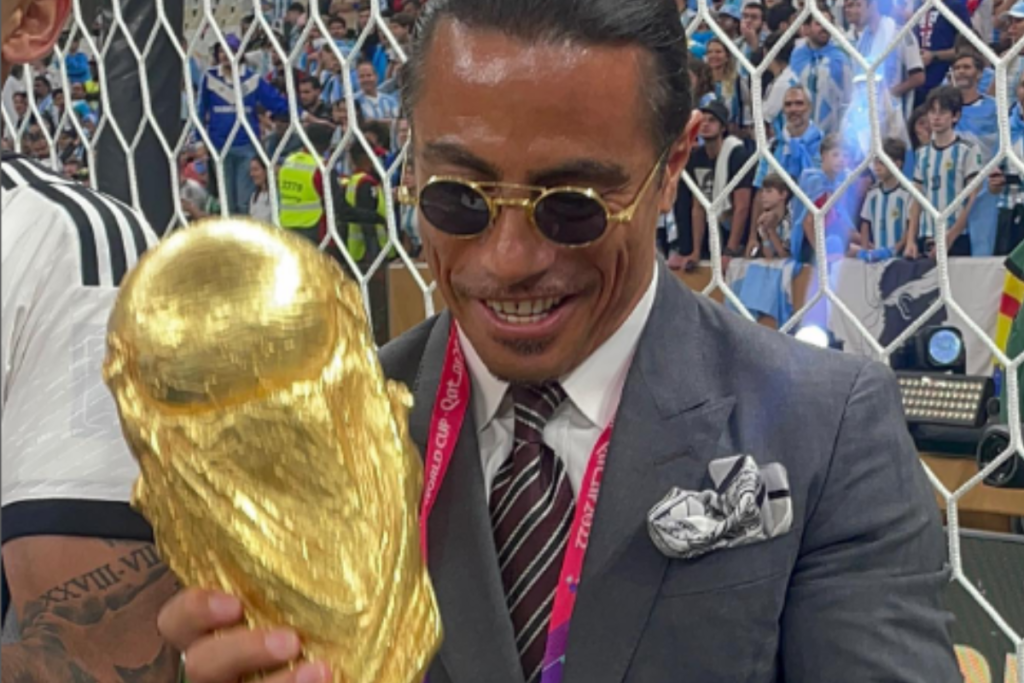 FIFA abre presunto expediente al chef Salt Bae por tocar la Copa del Mundo