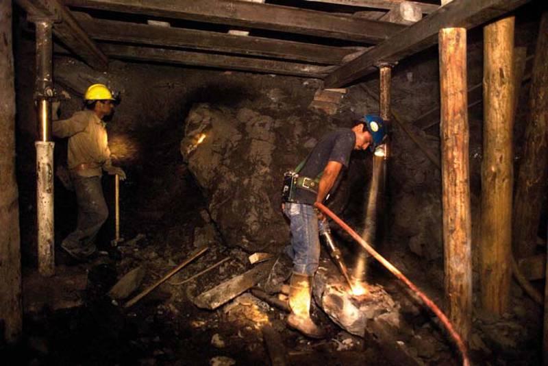 Frenan trabajos para rescatar restos de mineros por falta de pagos en Pasta de Conchos