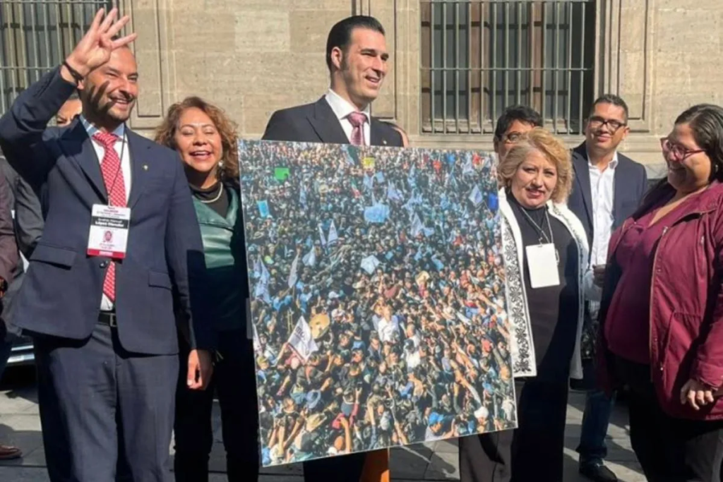 “Bajé la foto de internet”: Critican a diputado Torruco por regalar foto a AMLO sin tener derechos ni pagar por ella
