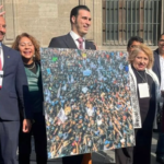 “Bajé la foto de internet”: Critican a diputado Torruco por regalar foto a AMLO sin tener derechos ni pagar por ella