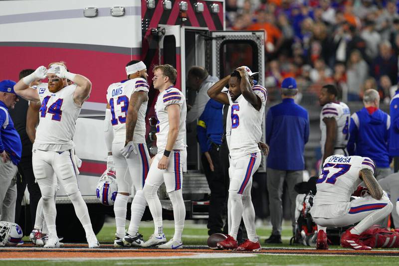 Terror en la NFL: Damar Hamlin de Bills de Buffalo se desvanece y tiene que ser reanimado en pleno partido