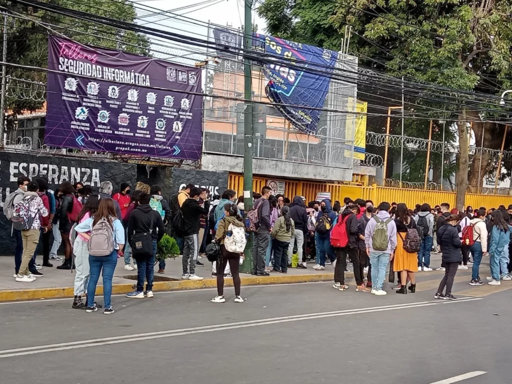 Encapuchados toman la Prepa 5 de la UNAM, cientos se quedan sin clases