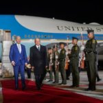 Joe Biden aterriza en el AIFA; lo recibe AMLO como su “amigo”
