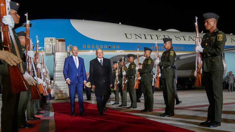 Joe Biden aterriza en el AIFA; lo recibe AMLO como su “amigo”